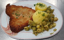 Gebratenes Putenschnitzel mit Kartoffeln und Speckrosenkohl